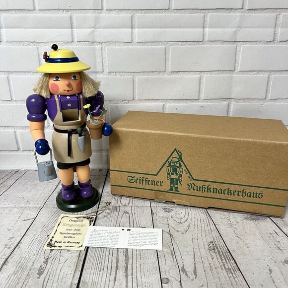 Lady Gardener Wood Nutcracker Erzebirge Germany Christian Ulbricht - Picture 1 of 16